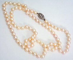 Zuchtperlenkette (90), 18 Kt. Weiss-Gold Schloss mit 45 Brillanten